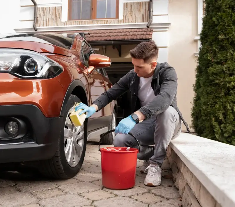 Lavage auto à domicile Peyrilles : professionnel intervenant sur un véhicule